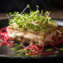 Pavé de poisson à la croûte d’herbes et lit de pousses de radis rouge germées