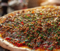 Découvrez la délicieuse pizza turque : le lahmacun, la spécialité orientale qui fait sensation en France