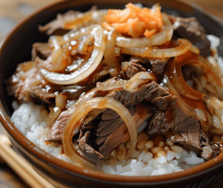 Recette de gyudon japonais : comment préparer ce savoureux bol de riz au bœuf en 15 minutes