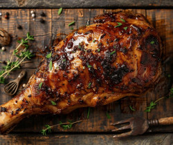 Gigot de chevreuil au four : recette facile et savoureuse pour une viande tendre et juteuse