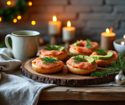 découvrez nos mini bagels à la truite fumée, une délicieuse combinaison de saveurs fraîches et raffinées, parfaite pour un apéritif ou un repas léger.