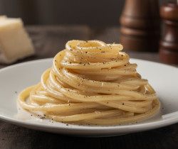 découvrez la recette authentique du cacio e pepe romain, facile à préparer et sans grumeaux pour une sauce crémeuse parfaite à chaque fois.