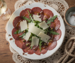 découvrez la recette originale du carpaccio de bœuf à la vénitienne, un plat raffiné et savoureux, parfait pour une entrée légère et élégante.
