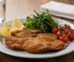 découvrez la cotoletta alla milanese, la véritable escalope milanaise croustillante et savoureuse, un classique incontournable de la cuisine italienne traditionnelle.
