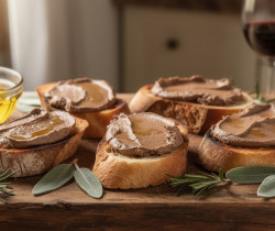 découvrez la recette d'origine des crostini toscans au foie de volaille, une délicieuse spécialité italienne à savourer en entrée ou en apéritif.
