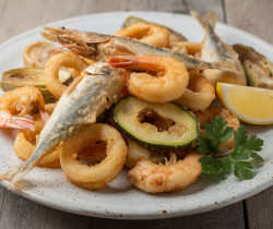 découvrez le fritto misto, la délicieuse friture italienne croustillante alliant saveurs et tradition pour un plaisir gustatif unique.