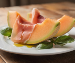 découvrez la recette classique du melon jambon de parme, l'antipasto italien parfait alliant douceur et saveurs authentiques pour un début de repas réussi.