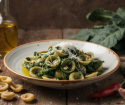 découvrez la recette traditionnelle des orecchiette cime di rapa, un plat authentique et savoureux des pouilles, alliant pâtes maison et légumes frais typiques de la région.