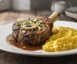 découvrez la recette traditionnelle de l'ossobuco à la milanaise, un jarret de veau fondant mijoté à la perfection pour un plat savoureux et authentique.
