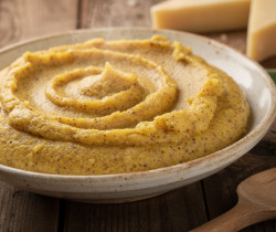 découvrez la polenta taragna, une spécialité traditionnelle de lombardie à base de farine de sarrasin, savoureuse et réconfortante.