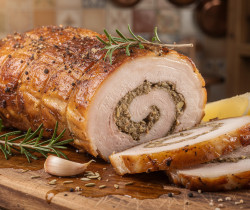 découvrez la recette authentique de la porchetta italienne, un rôti de porc farci aux herbes et épices, parfait pour un repas savoureux et convivial.