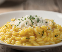 découvrez la recette authentique du risotto milanais au safran, un plat crémeux et savoureux qui ravira vos papilles. facile à préparer, parfait pour un repas élégant.