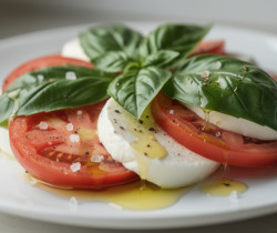 découvrez la recette italienne authentique de la salade caprese, simple et savoureuse, réalisée avec seulement 3 ingrédients frais.