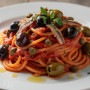 Spaghetti alla puttanesca : olives, câpres et anchois