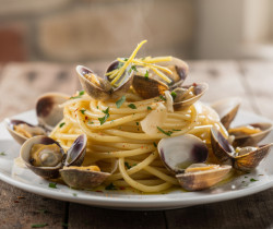 découvrez la recette traditionnelle napolitaine des spaghetti alle vongole, un plat savoureux alliant pâtes fraîches et palourdes fraîches pour un goût authentique de la méditerranée.
