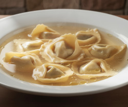 découvrez la recette traditionnelle émilienne des tortellini in brodo, un plat savoureux à base de pâte farcie délicate et de bouillon parfumé, parfait pour réchauffer vos repas.