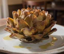 découvrez les carciofi alla giudia, une spécialité traditionnelle du ghetto juif de rome : des artichauts fins et croustillants, frits à la perfection pour un délice authentique et savoureux.