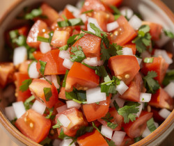 découvrez la recette authentique du pico de gallo, une salsa fraîche à base de tomates, oignons et coriandre, parfaite pour accompagner vos plats mexicains.