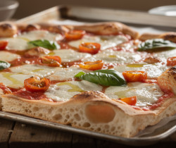 découvrez la pizza al taglio, la pizza à la coupe typique de rome, idéale pour déguster une part savoureuse et croustillante à tout moment.