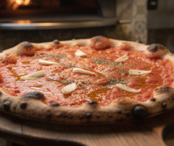 découvrez la pizza marinara, la plus ancienne spécialité de naples, avec sa sauce tomate savoureuse, l'ail et l'origan, une recette traditionnelle italienne incontournable.