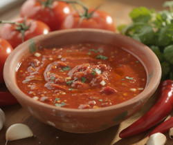 découvrez la salsa roja, la sauce rouge piquante mexicaine traditionnelle, idéale pour relever vos plats avec une saveur authentique et épicée.