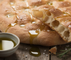 découvrez la schiacciata toscane, un pain plat traditionnel italien délicieusement parfumé à l'huile d'olive, parfait pour accompagner vos repas ou déguster en snack.