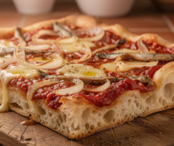 découvrez le sfincione, la pizza sicilienne épaisse et moelleuse originaire de palerme, un délice traditionnel au goût authentique de sicile.