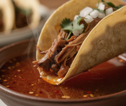 découvrez les tacos de birria, ces délices mexicains trempés dans un consommé savoureux pour une explosion de saveurs authentiques.
