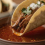 Tacos de birria : les tacos trempés dans le consommé