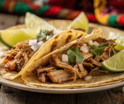 découvrez les tacos de carnitas, un délice mexicain à base de porc confit effiloché, savoureux et traditionnel, parfait pour un repas authentique.