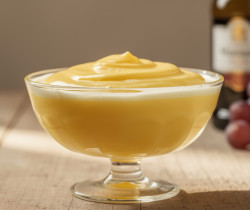 découvrez le zabaione, la délicieuse crème italienne onctueuse préparée au vin de marsala, parfaite pour accompagner vos desserts et ravir vos papilles.