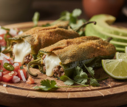 découvrez la recette authentique des chiles rellenos, ces piments farcis à la mexicaine, savoureux et épicés, parfaits pour un repas convivial et gourmand.