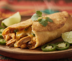 découvrez les chimichangas, ces burritos frits croustillants typiques du mexique, parfaits pour un repas savoureux et authentique.