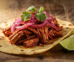 découvrez la cochinita pibil, un délicieux plat traditionnel du yucatán à base de porc mariné à l'achiote, aux saveurs authentiques et épicées.