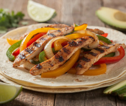 découvrez notre recette savoureuse de fajitas de pollo, avec du poulet grillé tendre et des légumes croquants, idéale pour un repas convivial et plein de saveurs.