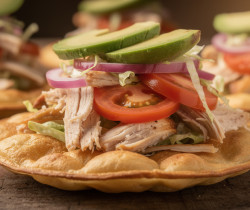 découvrez les salbutes, ces délicieuses tortillas gonflées garnies typiques du yucatán, parfaites pour savourer les saveurs authentiques du mexique.