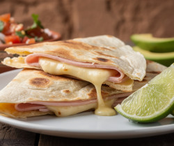 découvrez les sincronizadas, des quesadillas savoureuses garnies de jambon et de fromage fondant, parfaites pour un repas rapide et délicieux.