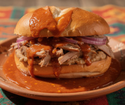 découvrez la torta ahogada, le sandwich emblématique de guadalajara, généreusement noyé dans une sauce épicée et savoureuse, parfait pour les amateurs de saveurs authentiques mexicaines.